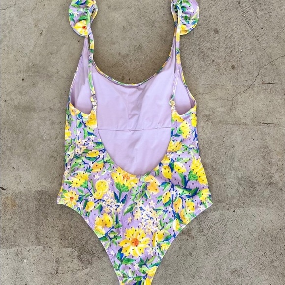 NWOT Farm Rio Lemon Dream Ruffle One-Piece
Swimsuit Size Large - Picture 5 of 6